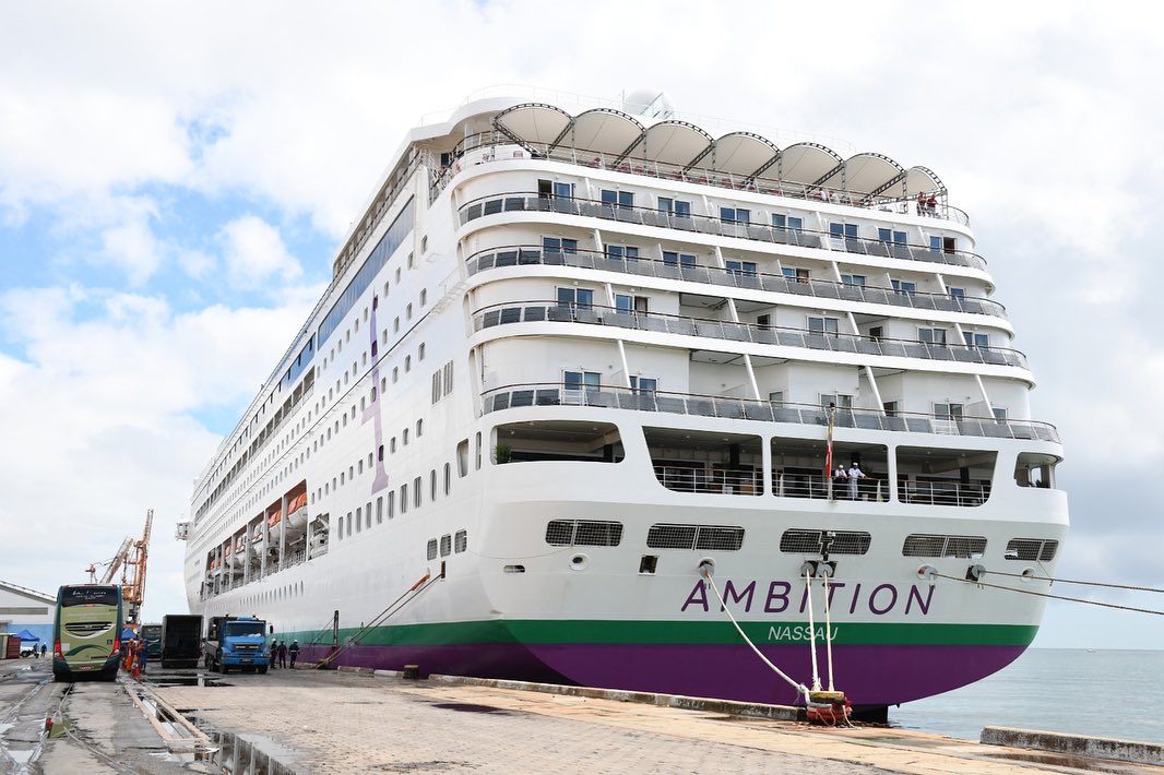 Cruzeiro MV Ambition chega ao Porto do Recife