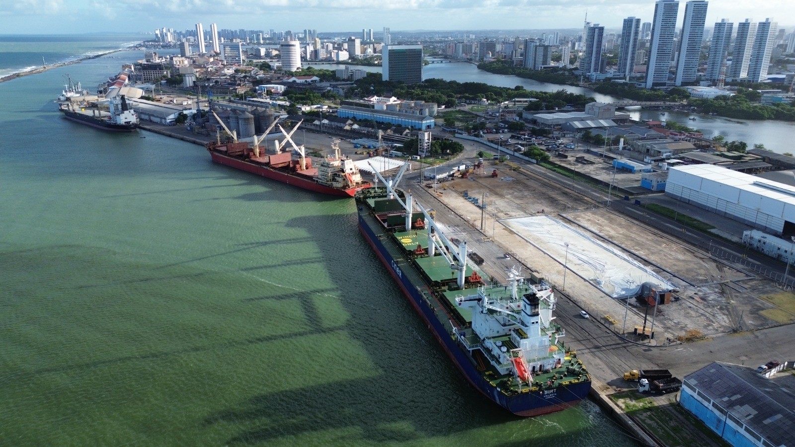 Porto do Recife encerra a semana operando a todo vapor