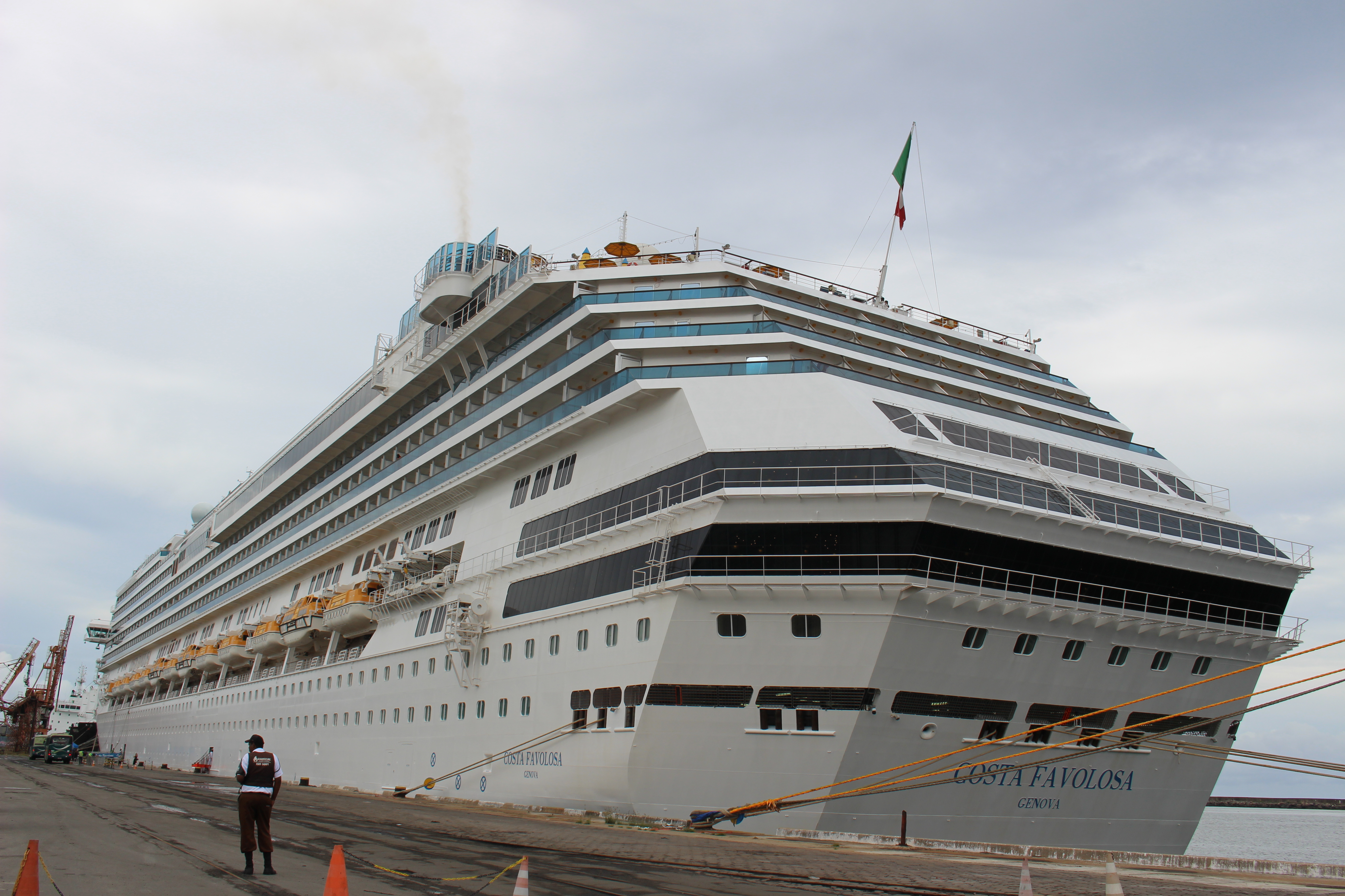 Costa Favolosa atraca no Recife