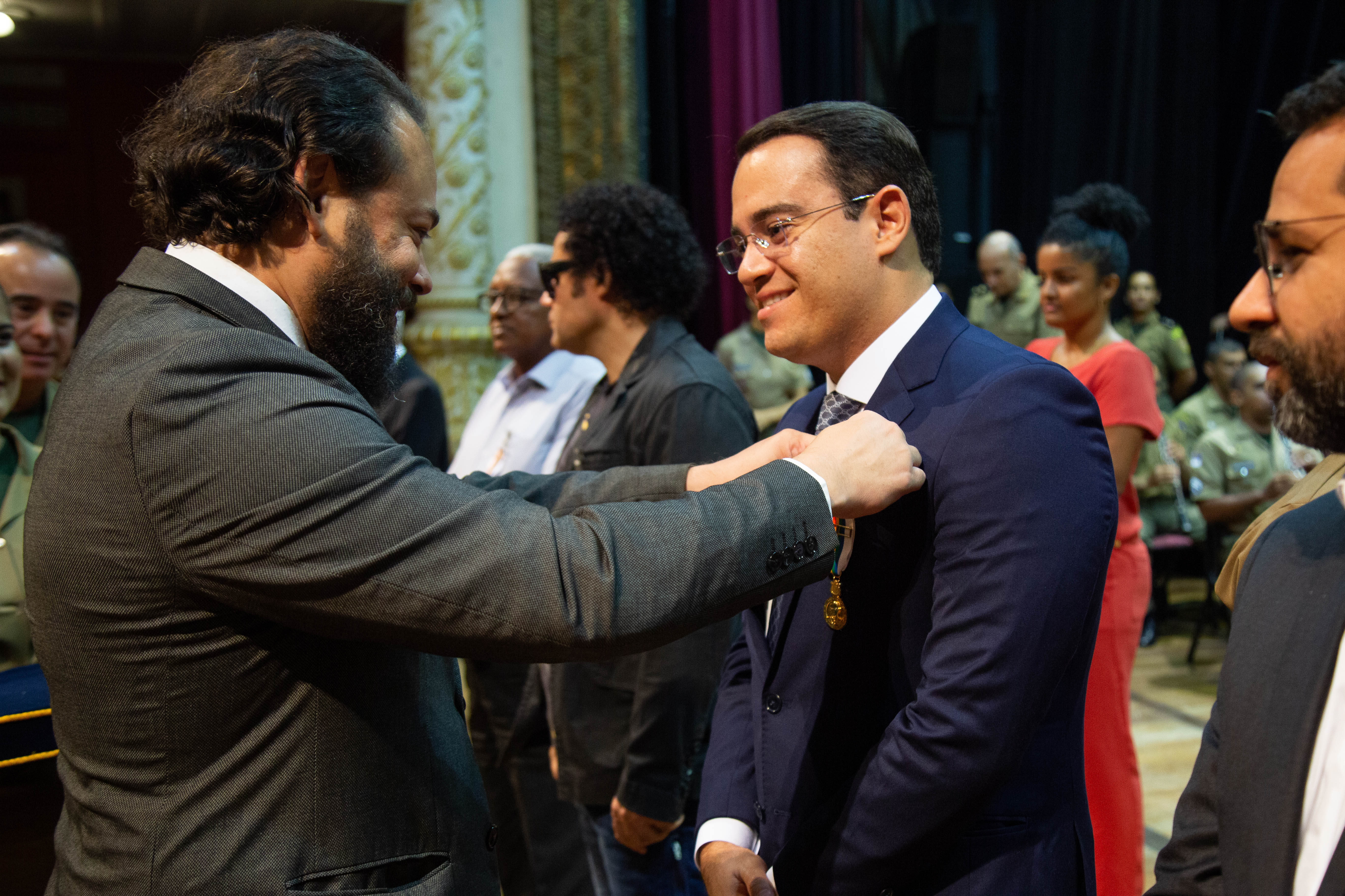 Presidente do Porto do Recife recebe condecoração da PMPE