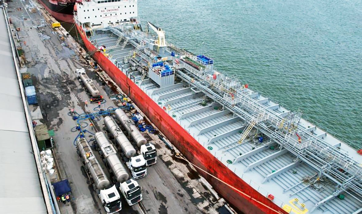 Operação inédita de embarque de álcool é concluída no Porto do Recife