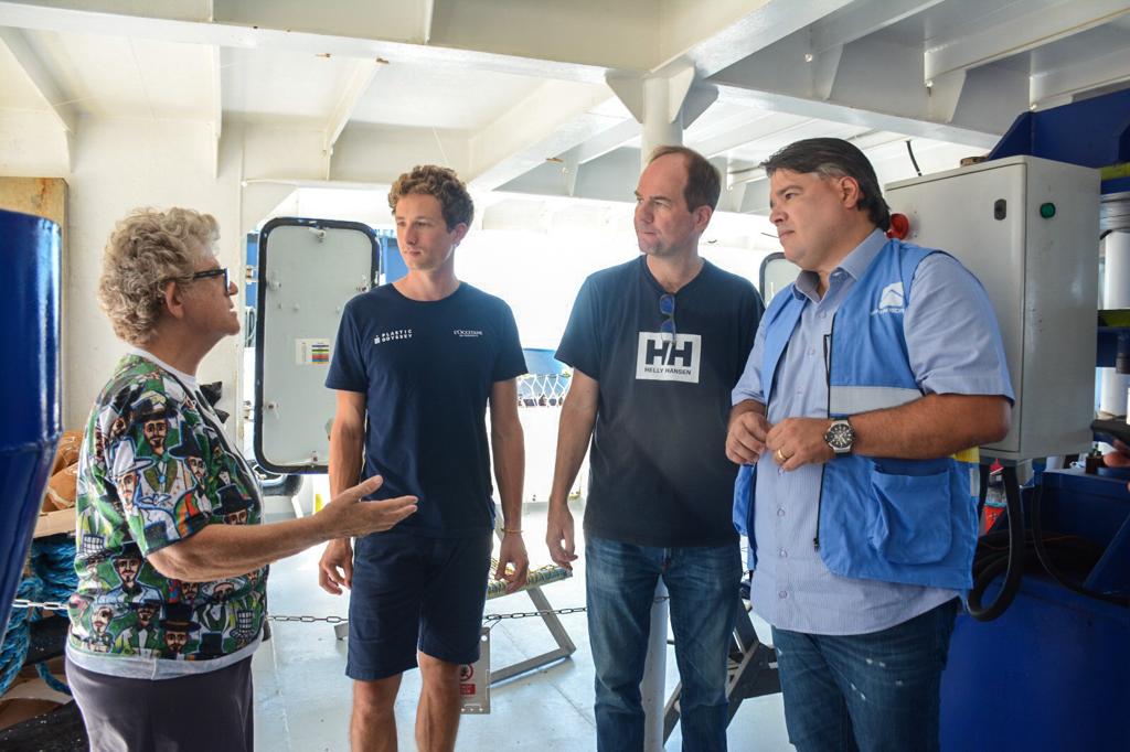 Presidente do Porto do Recife, Delmiro Gouveia, visita navio ambiental atracado no ancoradouro