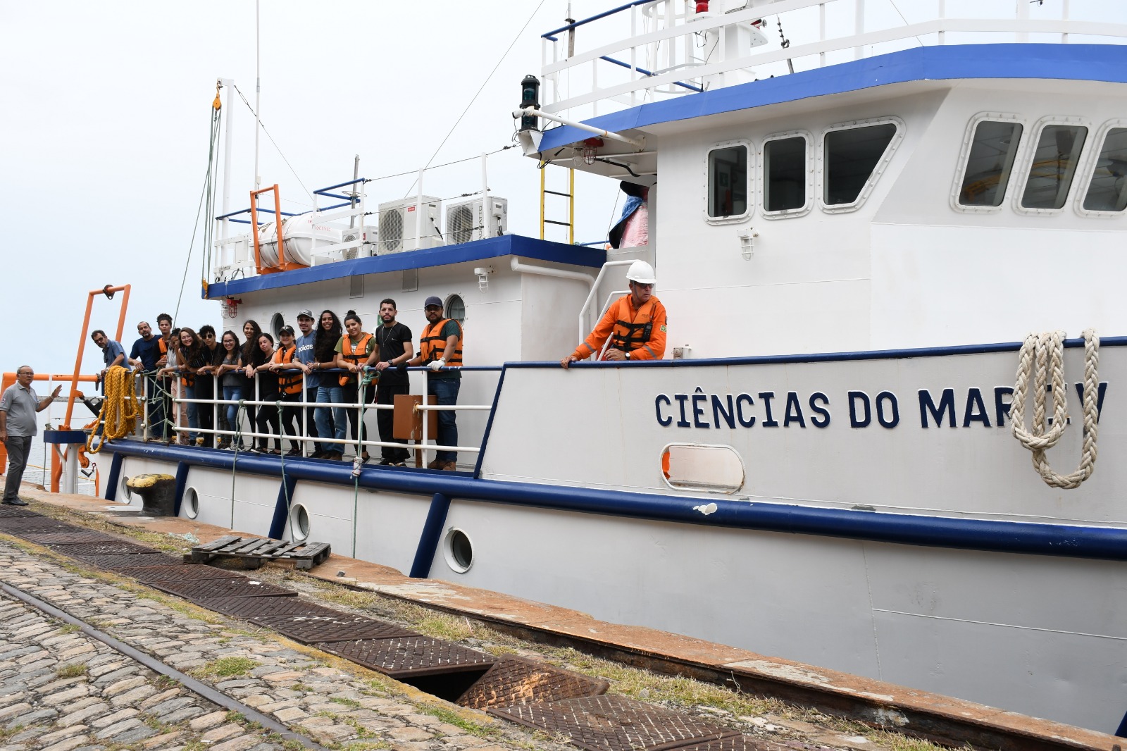 Alunos de Engenharia de Pesca da UFRPE realizam aula prática a bordo do Ciências do Mar 4
