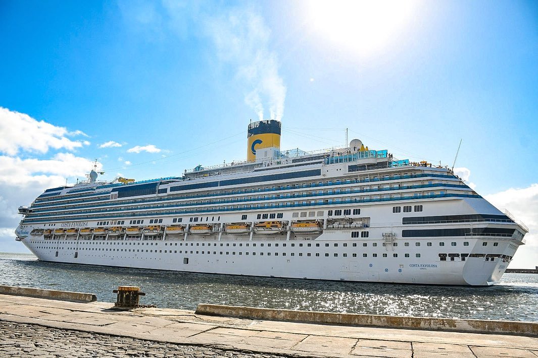 Navio Costa Favolosa atraca no Porto do Recife
