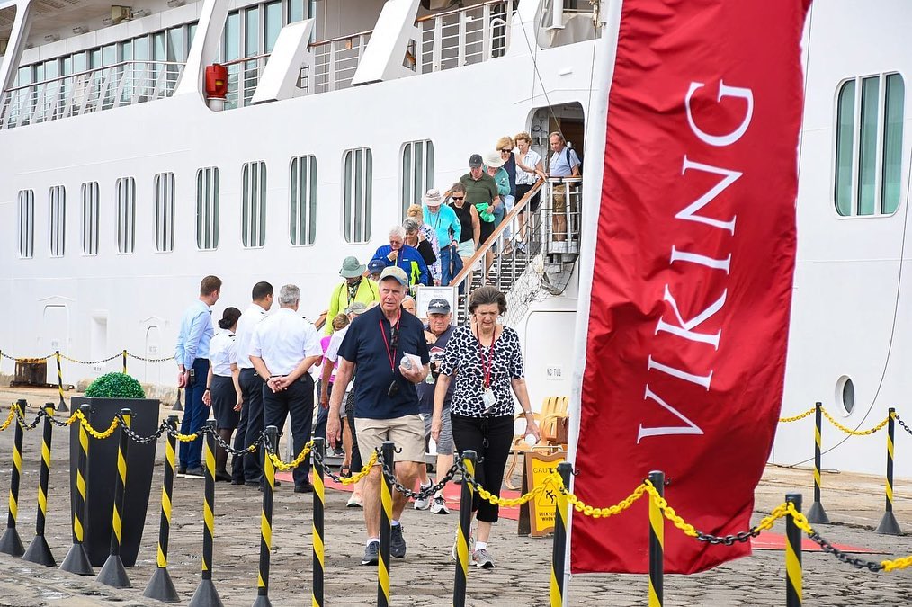 Navio norueguês Viking Jupiter atraca no Porto do Recife