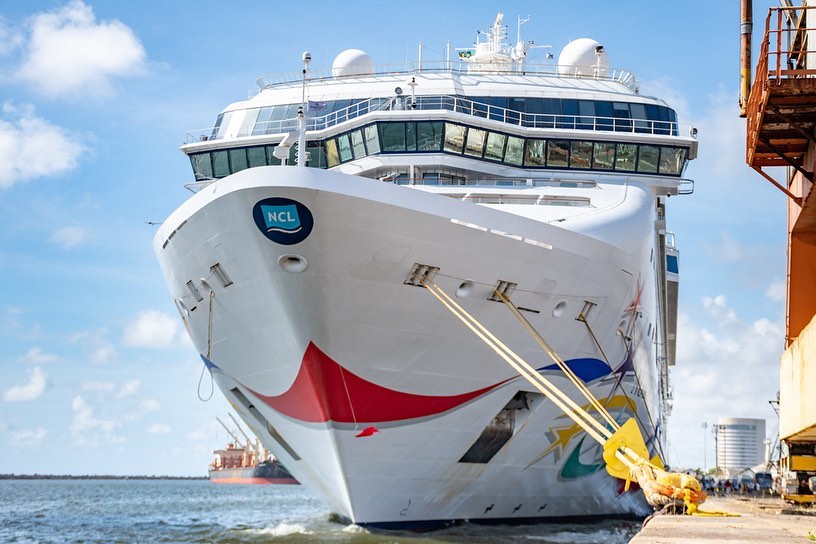 Navio Norwegian Star atraca no Porto do Recife