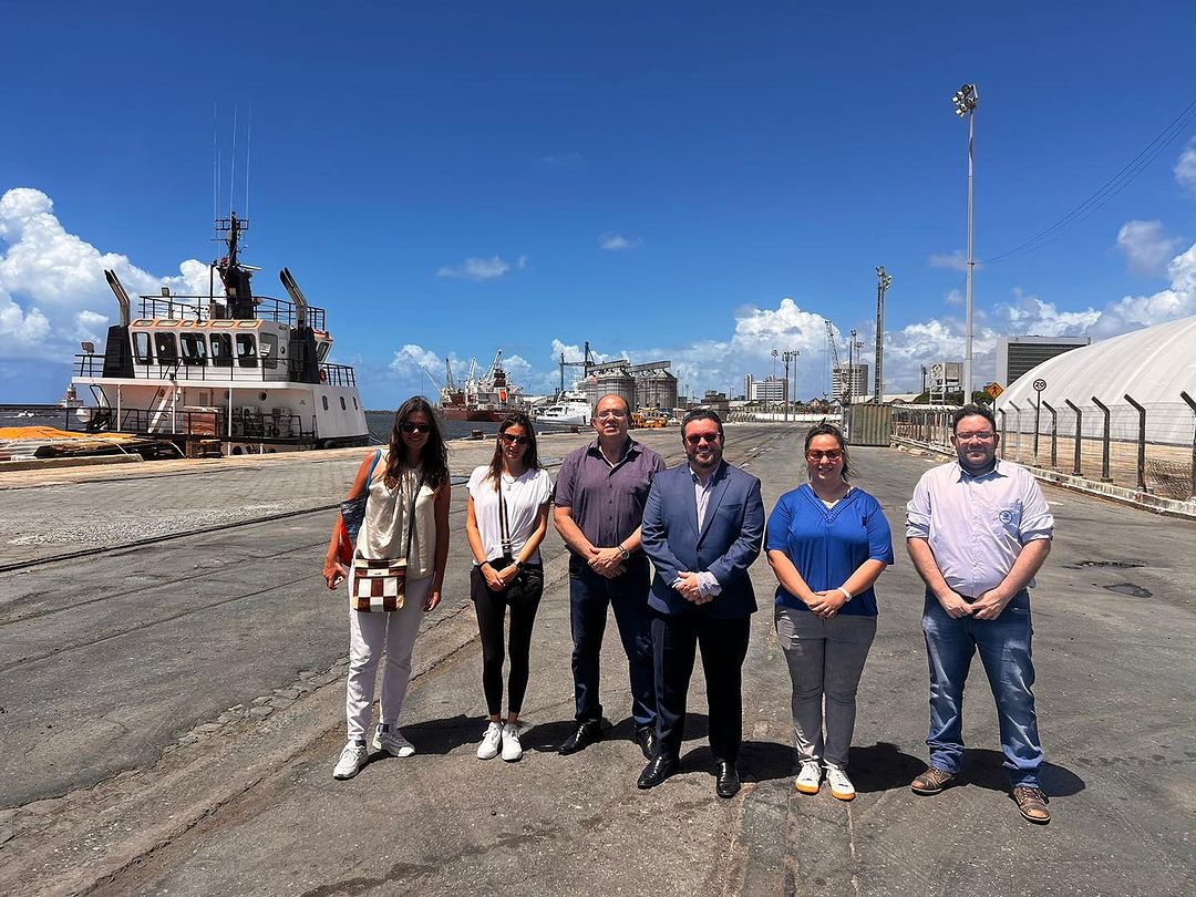Diretor Comercial do Porto do Recife recepciona visitantes estrangeiros
