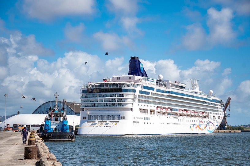 Porto do Recife recebe navio Costa Fascinosa