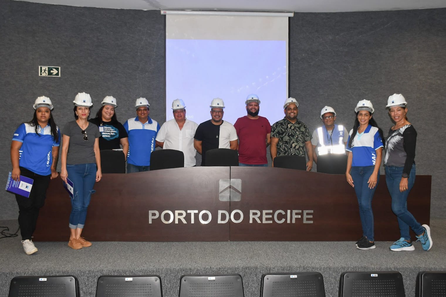 Alunos do Senai realizam visita técnica ao Porto do Recife