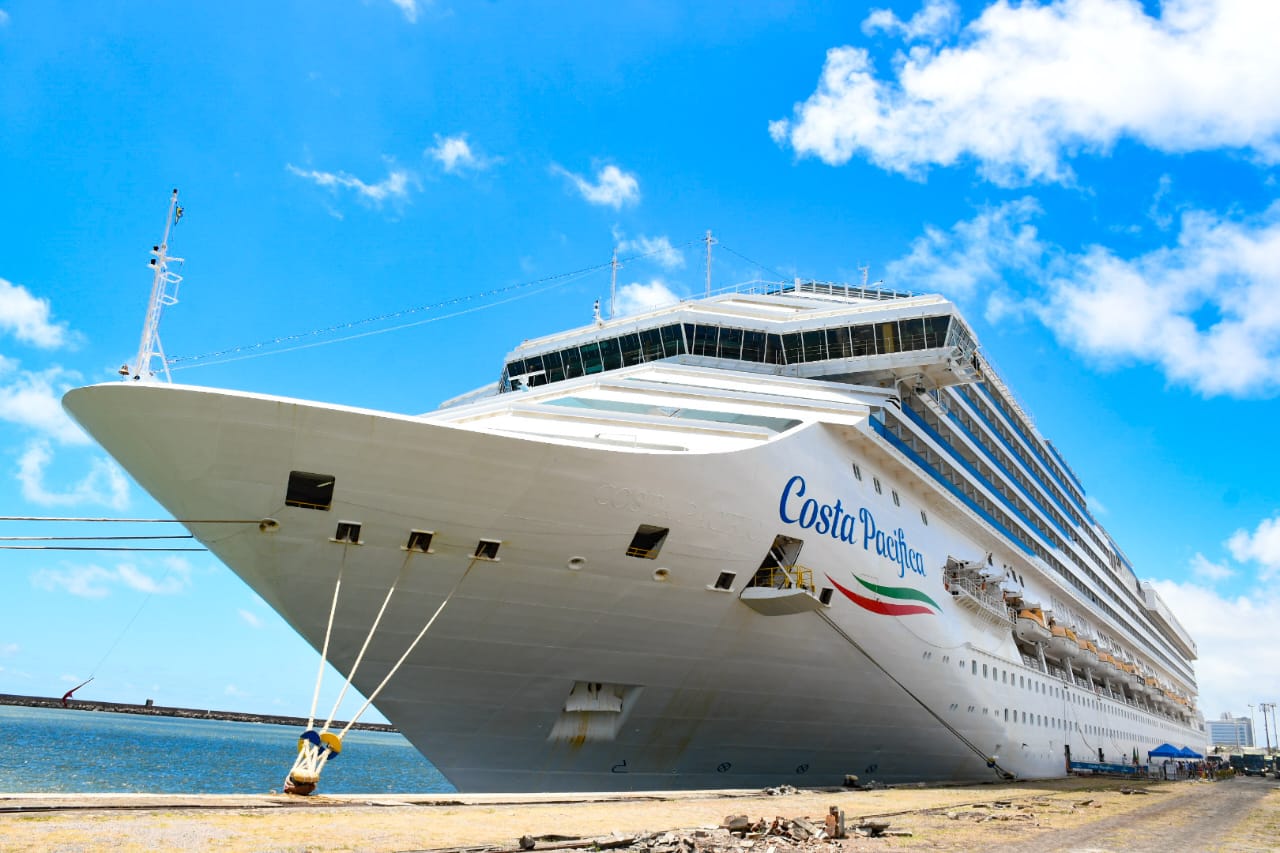 Mais de 2600 turistas europeus são recebidos com festa no Porto do Recife