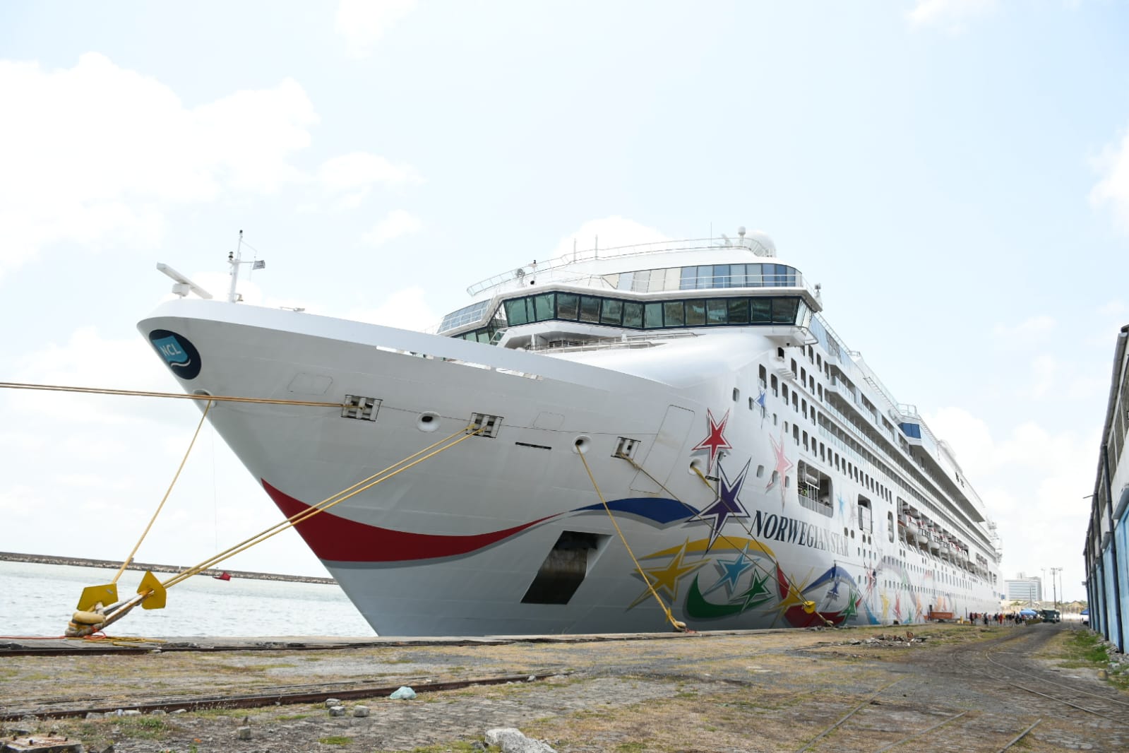 Quarto navio da Temporada de Cruzeiros 2024/2025 passou ontem (15) pelo Porto do Recife