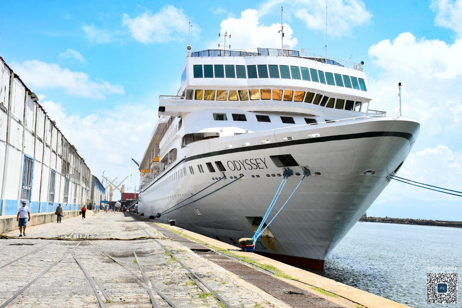 Navio residencial de volta ao mundo atraca no Porto do Recife na manhã deste sábado (15)