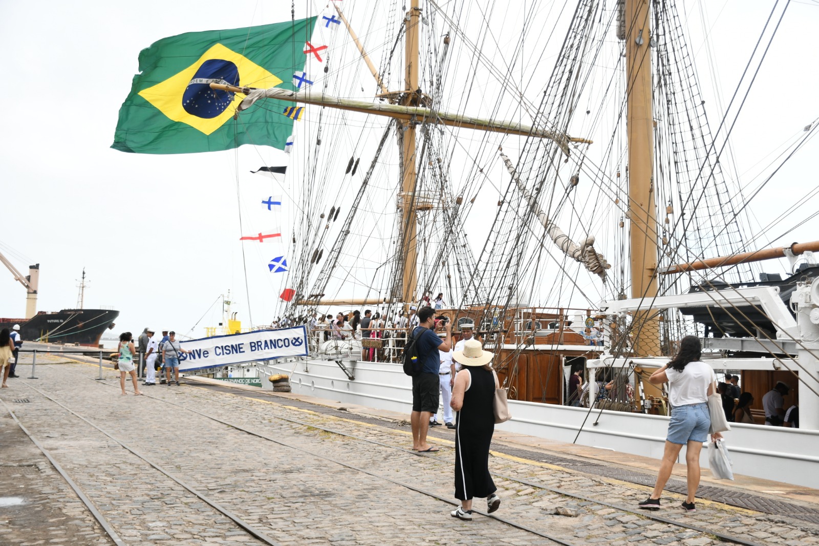 Navio Cisne Branco atrai público ao Porto do Recife