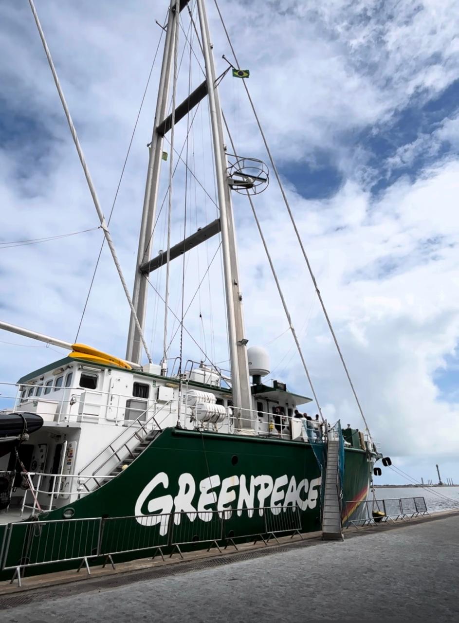 Primeiro dia de visitação ao navio do Greenpeace no Porto do Recife