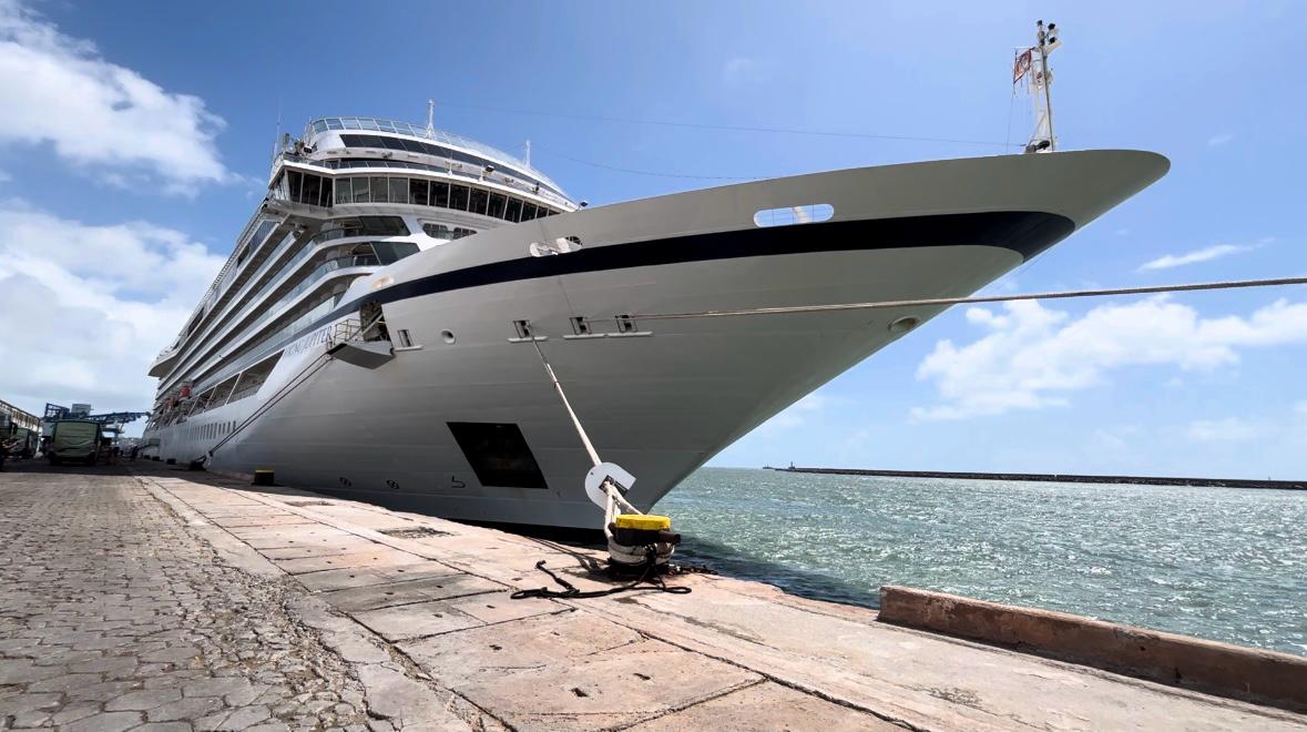 Cruzeiro Viking Jupiter atraca no Porto do Recife