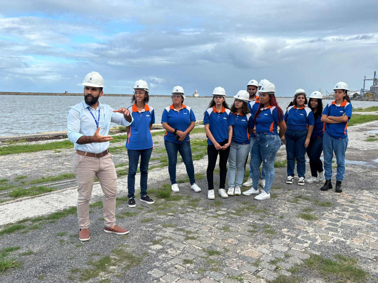 Alunos do Senai realizam visita ao Porto do Recife